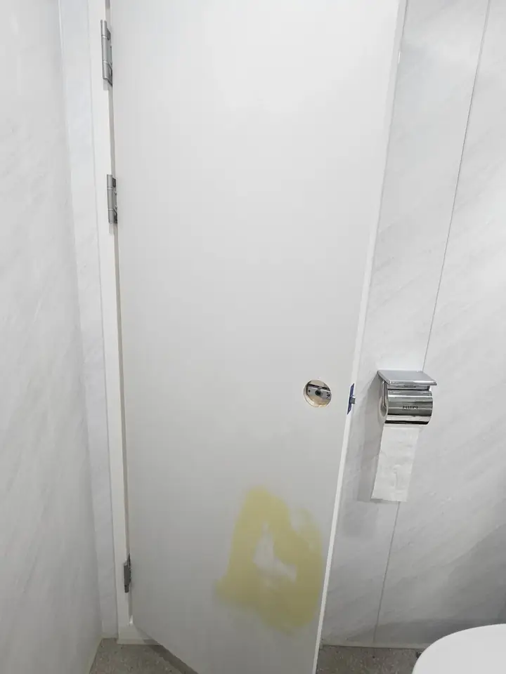 안산주공아파트 욕실문필름 시공 전 문 상태